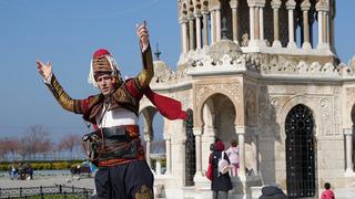 Barselona'nın göbeğinde zeybek sürprizi! İzmirli efeyi yabancılar hayranlıkla izledi