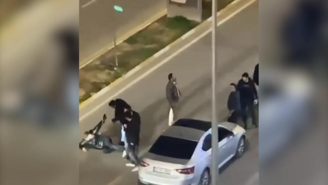 Otomobilinden indirip sopayla d&ouml;vd&uuml;ler! O anlar kamerada 1