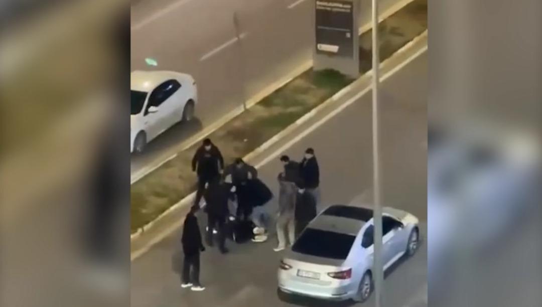 Otomobilinden indirip sopayla d&ouml;vd&uuml;ler! O anlar kamerada 2