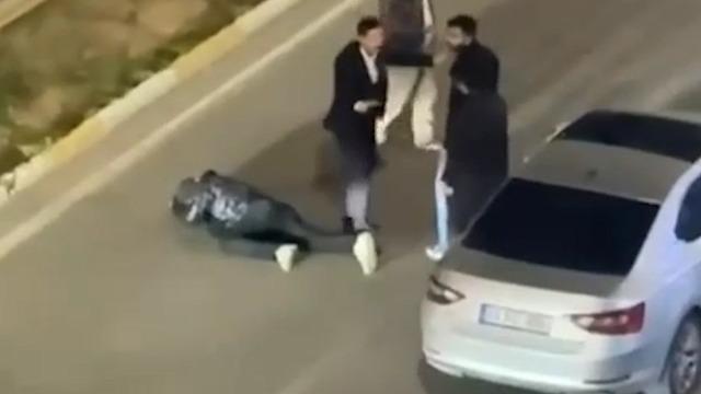 Otomobilinden indirip sopayla dövdüler! O anlar kamerada