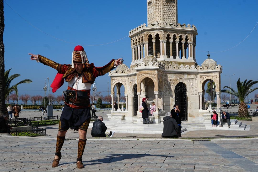 Barselona nın g&ouml;beğinde zeybek s&uuml;rprizi!&nbsp; İzmirli efeyi yabancılar hayranlıkla izledi 1