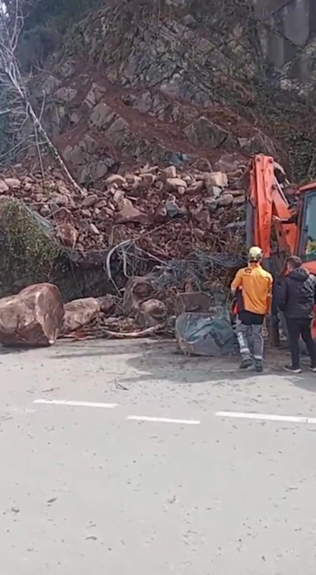 Artvin de heyelan; TIR hasar g&ouml;rd&uuml; 3