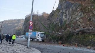 Artvin'de heyelan; TIR hasar gördü