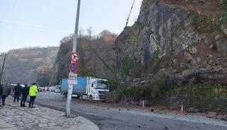Artvin'de heyelan; TIR hasar g&ouml;rd&uuml;