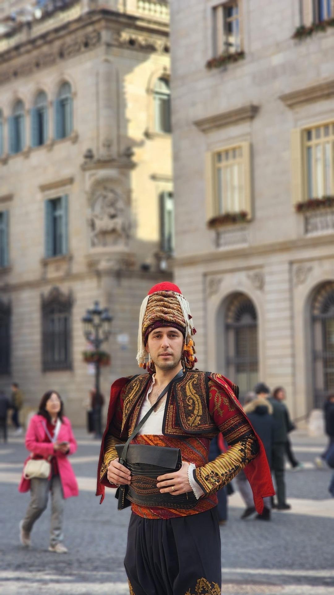 Barselona nın g&ouml;beğinde zeybek s&uuml;rprizi!&nbsp; İzmirli efeyi yabancılar hayranlıkla izledi 3