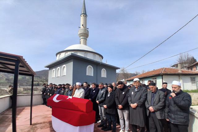 Samsun da vefat eden Kıbrıs gazisi askeri t&ouml;renle toprağa verildi 2