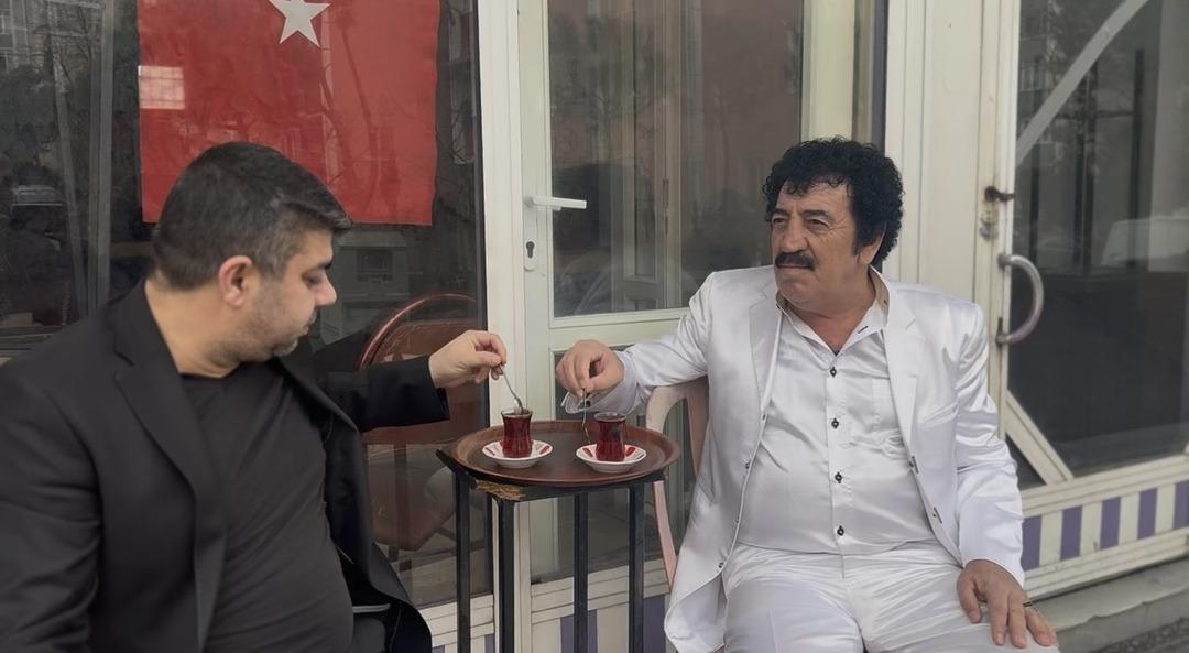 Müslüm Gürses’in ikizi gibi: Bu nasıl benzerlik? dedirtti! Sokakta ilgi odağı oldu 4