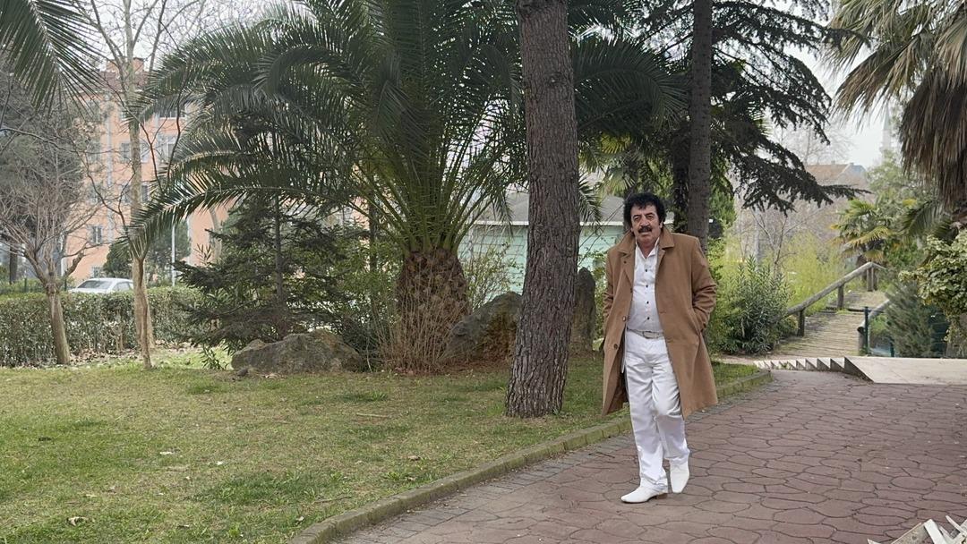 Müslüm Gürses’in ikizi gibi: Bu nasıl benzerlik? dedirtti! Sokakta ilgi odağı oldu 8