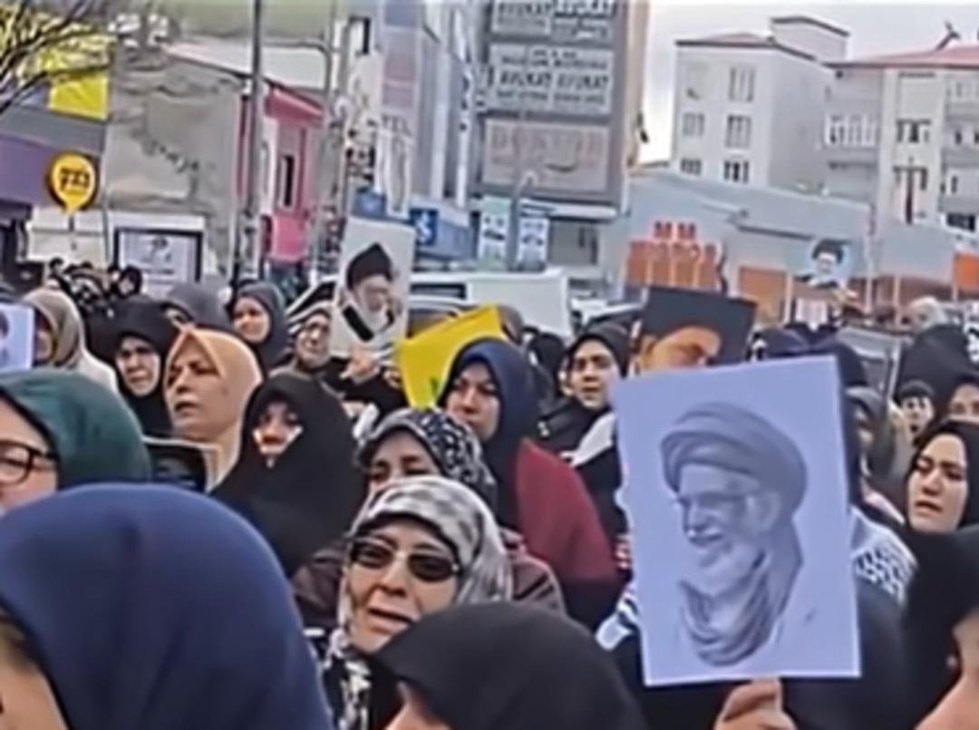 G&ouml;r&uuml;nt&uuml;ler T&uuml;rkiye den! Iğdır da Hamaney i anmak i&ccedil;in sokaklara &ccedil;ıktılar 3