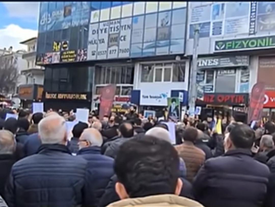 G&ouml;r&uuml;nt&uuml;ler T&uuml;rkiye den! Iğdır da Hamaney i anmak i&ccedil;in sokaklara &ccedil;ıktılar 4