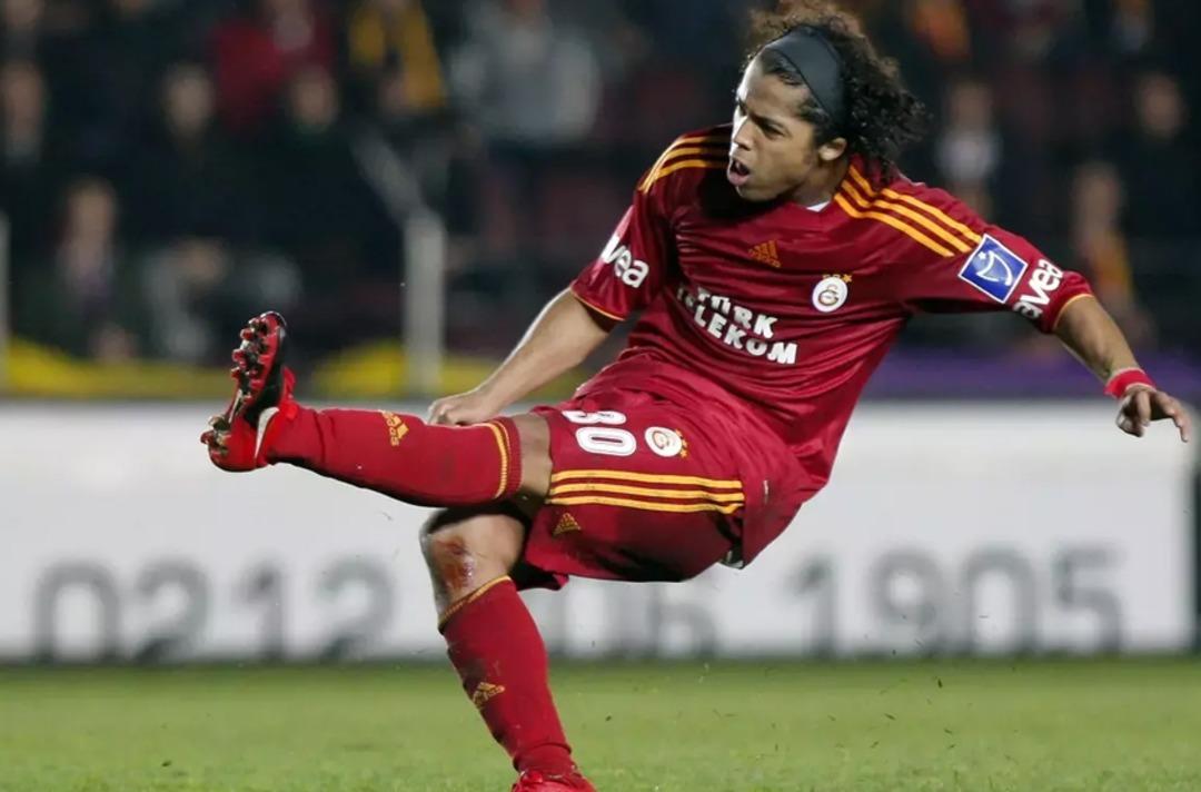 Yeşil sahalardan rafinerilere: Galatasaray ın harika &ccedil;ocuğu futbolu bıraktı, petrol zengini oldu! 4