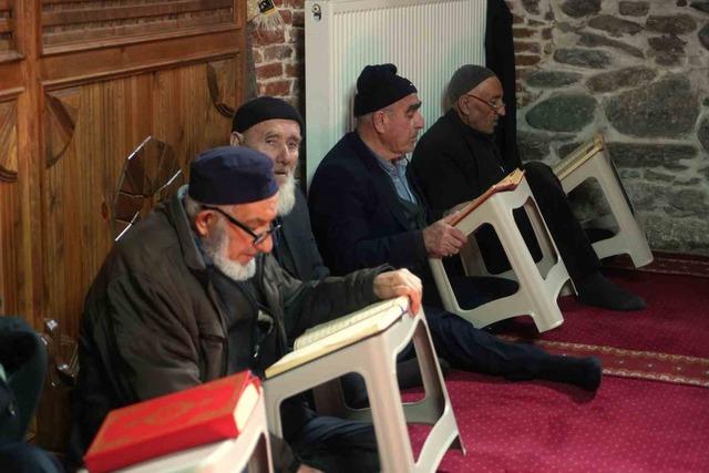 Muş&rsquo;taki asırlık camide mukabele geleneği yaşatılıyor 6