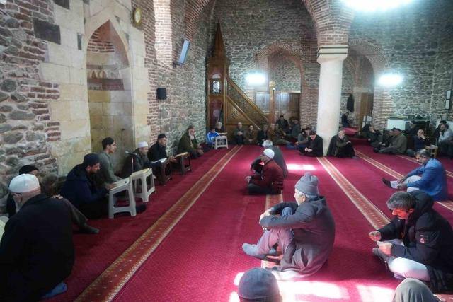 Muş&rsquo;taki asırlık camide mukabele geleneği yaşatılıyor 1