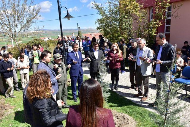 İnönü’de öğrencilerin ağaç dikme etkinliği