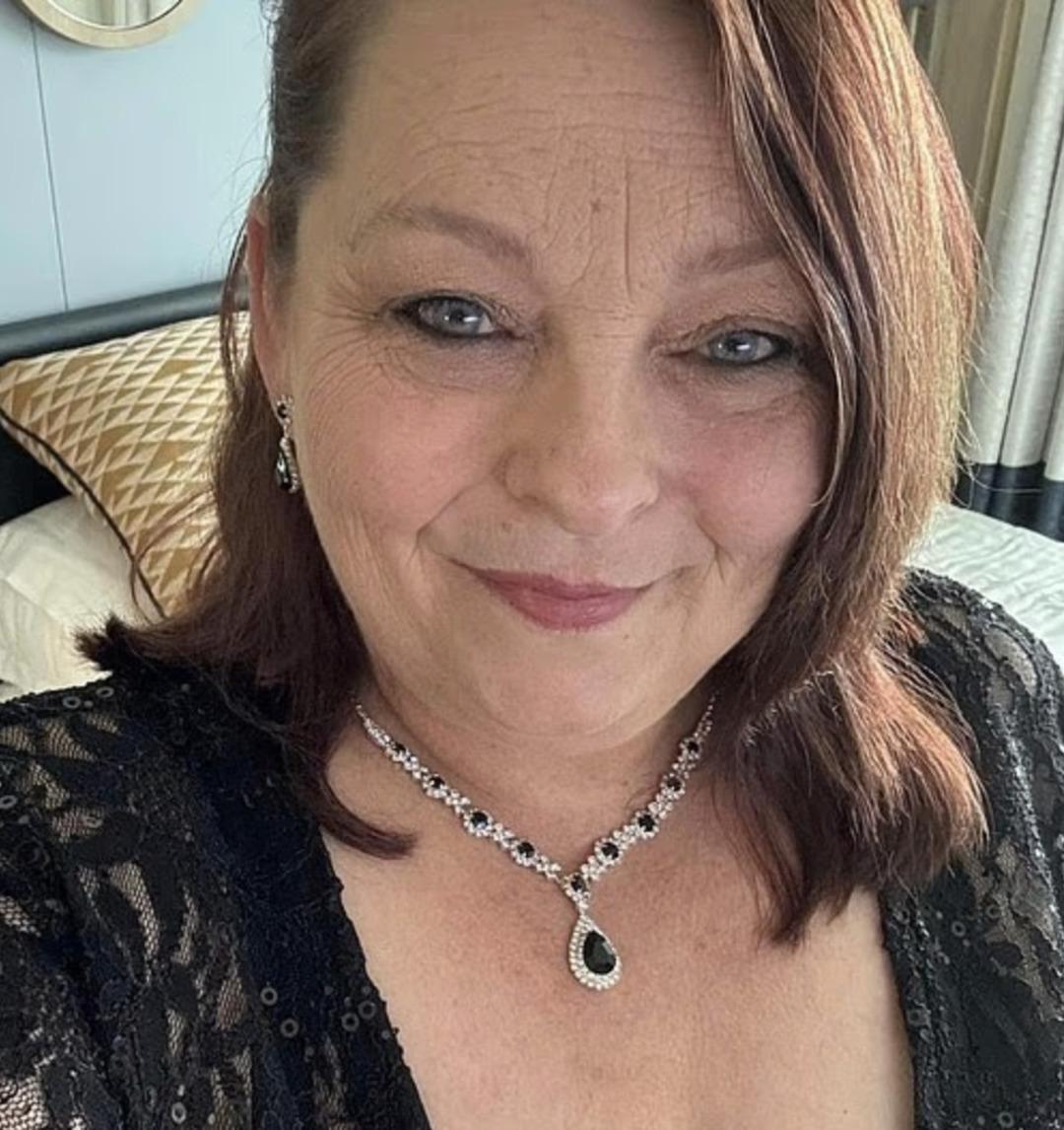 &Ccedil;ay yaparken fark etti: G&ouml;z&uuml;ndeki siyah noktayı sinek sandı, ger&ccedil;ek daha korkun&ccedil; &ccedil;ıktı!  1