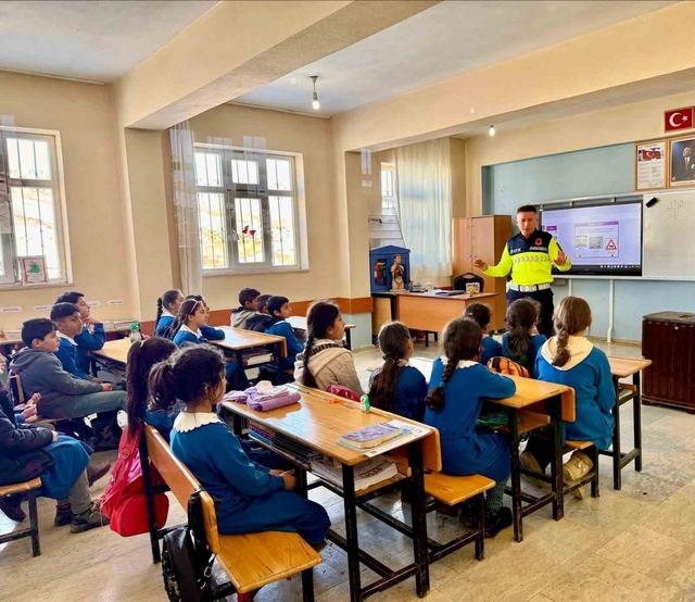Muş’ta öğrencilere jandarmadan trafik eğitimi 2