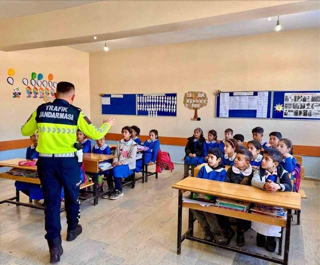 Muş’ta öğrencilere jandarmadan trafik eğitimi 1