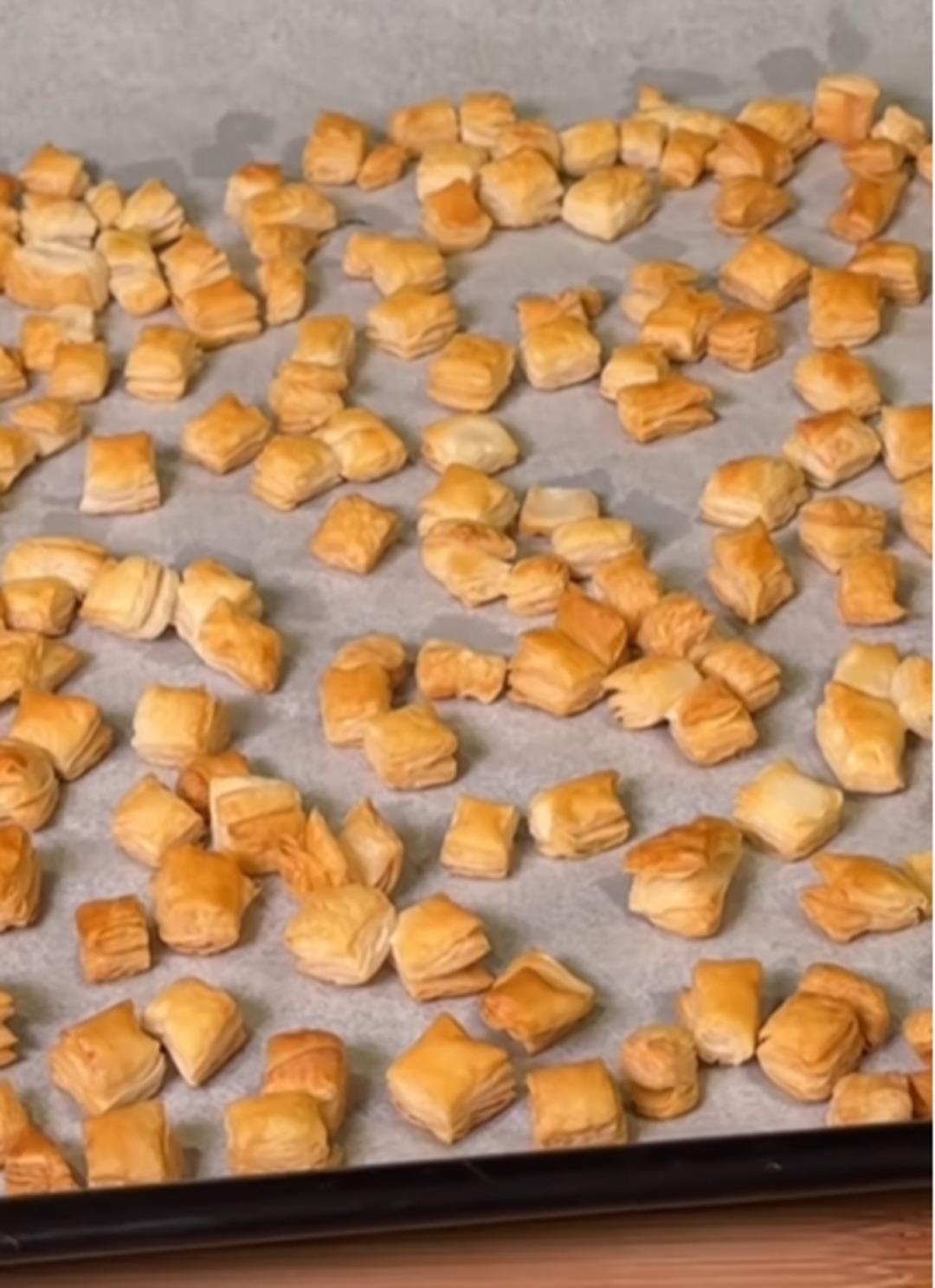 10 dakikada pratik mantı tarifi! Daha &ouml;nce hi&ccedil; g&ouml;rmediniz: "&Uuml;şenge&ccedil; Mantısı" 1