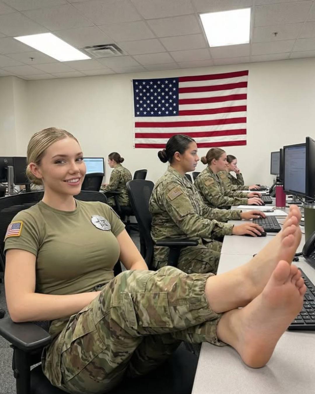 Milyonları kandıran fotoğraflar! ABD li sarışın komutan sosyal medyada gündem oldu 4