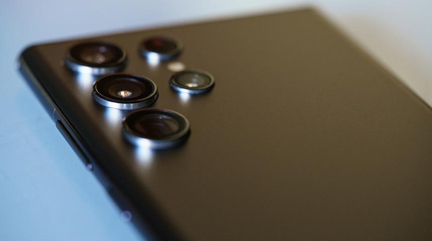 Samsung'dan kamera d&uuml;nyasının dikkatini &ccedil;ekecek yeni sens&ouml;r! Galaxy S27 Ultra'da kullanılacak mı?