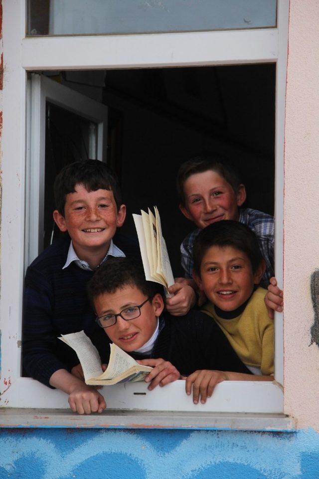 KTÜ Öğrenci Konseyi’nden ihtiyaç sahibi öğrencilere kıyafet ve kırtasiye yardımı