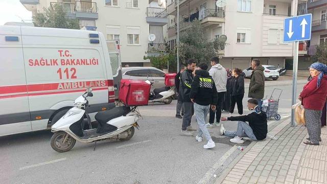 Antalya&rsquo;da motosiklet ile elektrikli bisiklet &ccedil;arpıştı: 3&rsquo;&uuml; &ccedil;ocuk 4 yaralı 6