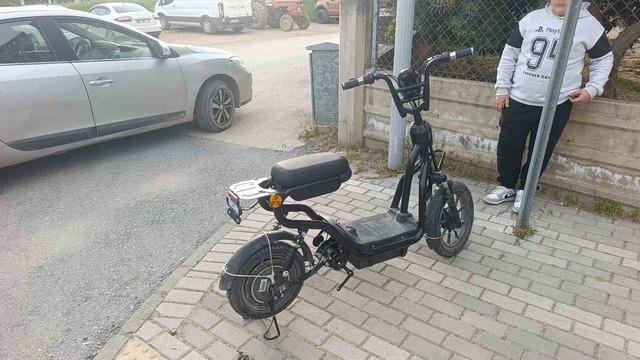 Antalya&rsquo;da motosiklet ile elektrikli bisiklet &ccedil;arpıştı: 3&rsquo;&uuml; &ccedil;ocuk 4 yaralı 4