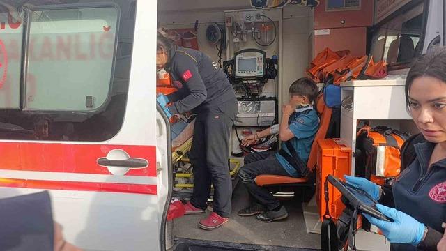 Antalya&rsquo;da motosiklet ile elektrikli bisiklet &ccedil;arpıştı: 3&rsquo;&uuml; &ccedil;ocuk 4 yaralı 1