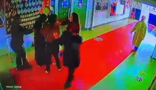 &Ccedil;ocuğunu m&uuml;d&uuml;re şikayet eden veliye okul i&ccedil;inde saldırdı!
