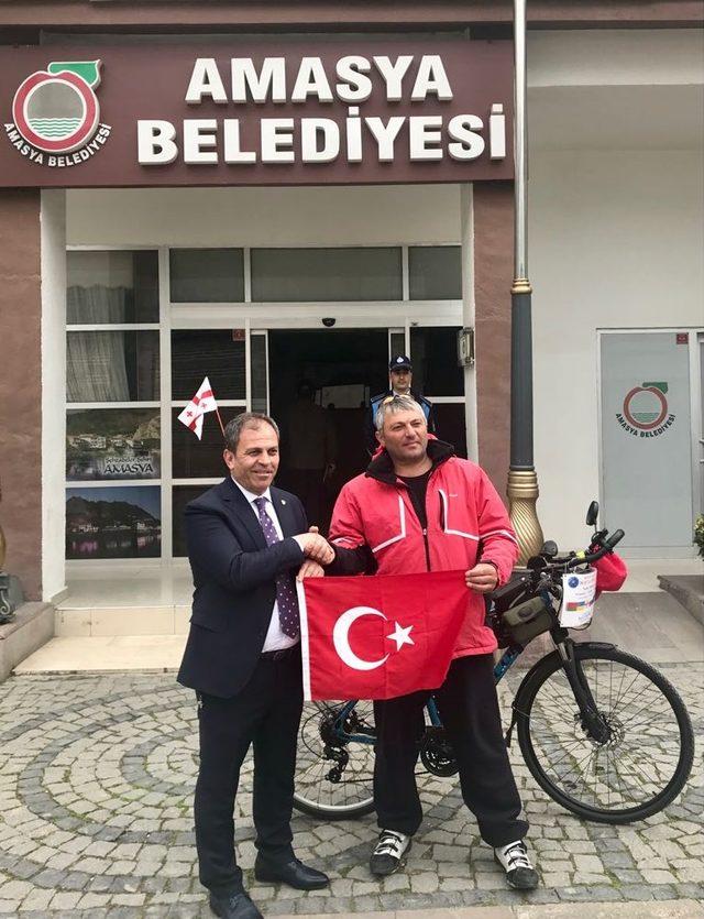 Gürcü gezgin, Amasya’da Türk bayrağıyla poz verdi