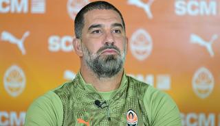 Premier Lig'de Arda Turan s&uuml;rprizi! G&ouml;r&uuml;şmeler s&uuml;r&uuml;yor