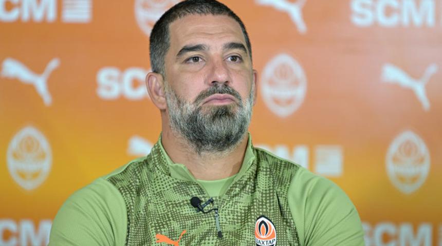 Premier Lig'de Arda Turan s&uuml;rprizi! G&ouml;r&uuml;şmeler s&uuml;r&uuml;yor