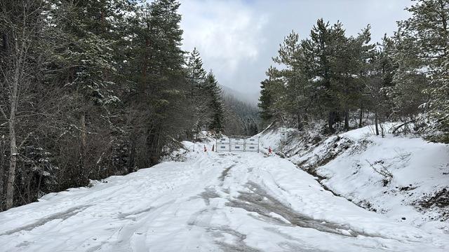 Karab&uuml;k &uuml;n y&uuml;ksek kesimlerine kar yağdı 1