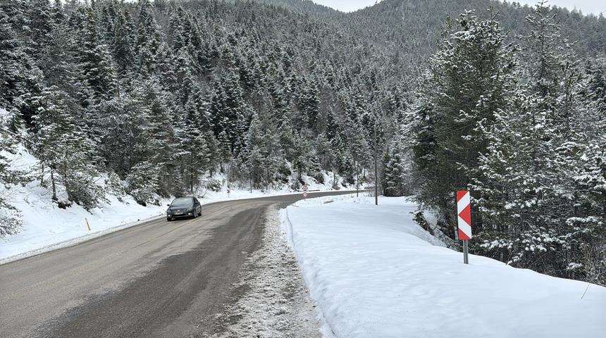Karab&uuml;k'&uuml;n y&uuml;ksek kesimlerine kar yağdı