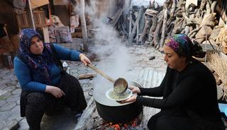 Zehir de olabilir şifa da! Saatlerce kaynatıp yiyorlar