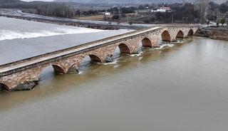 Tarihi Şahruh K&ouml;pr&uuml;s&uuml;&rsquo;n&uuml;n 8 kemeri suyla doldu