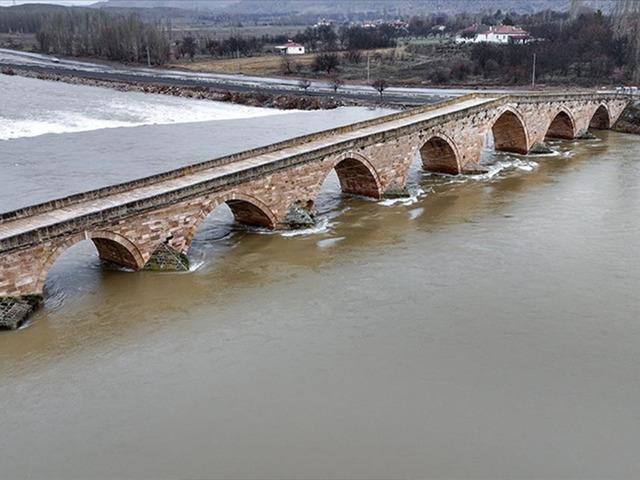 Tarihi Şahruh K&ouml;pr&uuml;s&uuml;&rsquo;n&uuml;n 8 kemeri suyla doldu
