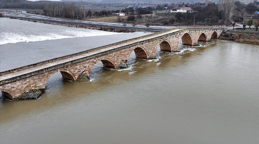 Kızılırmak kabardı! Tarihi Şahruh K&ouml;pr&uuml;s&uuml;&rsquo;n&uuml;n 8 kemeri suyla doldu