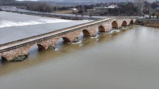 Kızılırmak kabardı! Tarihi Şahruh Köprüsü’nün 8 kemeri suyla doldu
