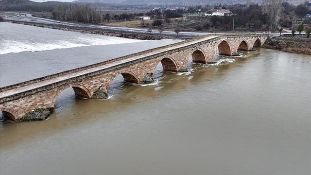 Kızılırmak kabardı! Tarihi Şahruh Köprüsü’nün 8 kemeri suyla doldu