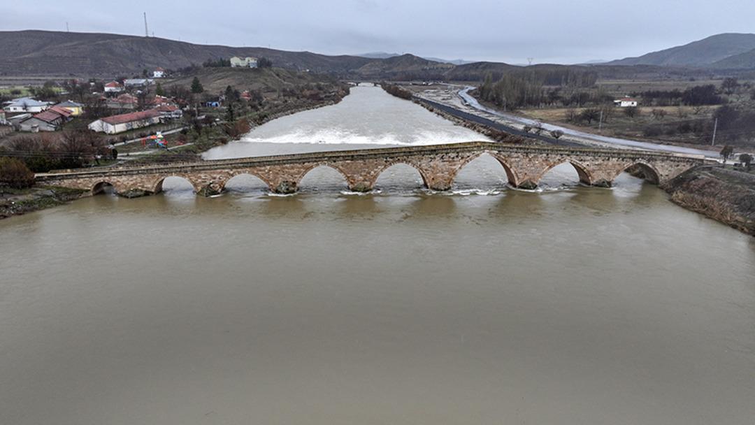 Kızılırmak kabardı! Tarihi Şahruh K&ouml;pr&uuml;s&uuml;&rsquo;n&uuml;n 8 kemeri suyla doldu 1