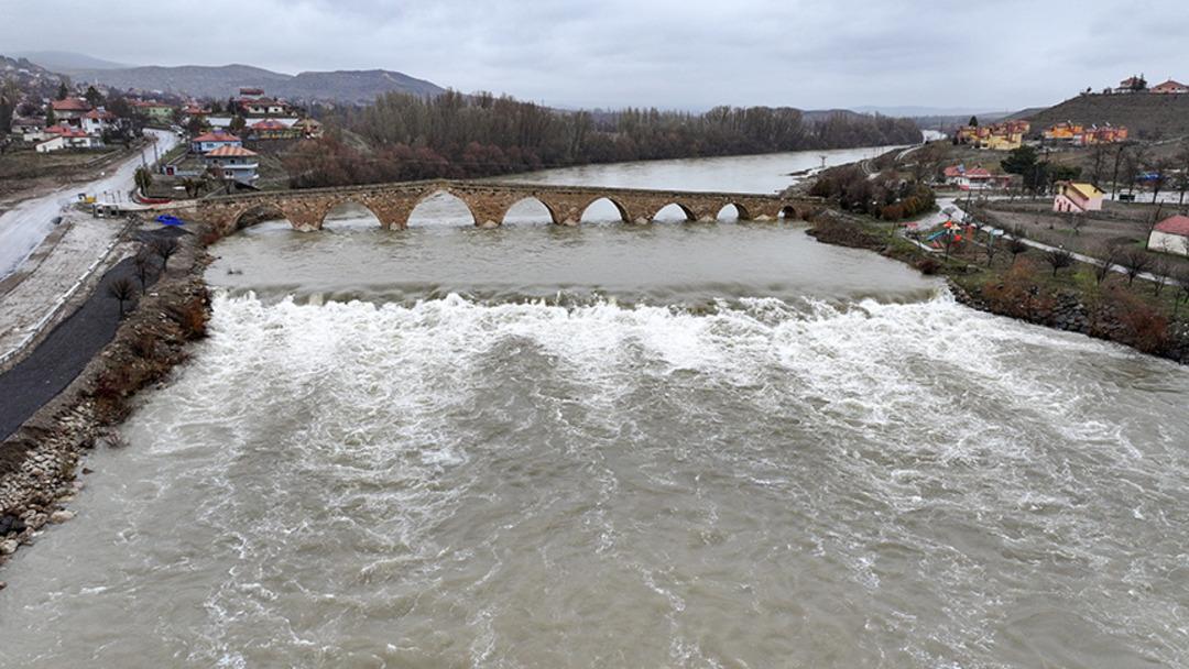 Kızılırmak kabardı! Tarihi Şahruh K&ouml;pr&uuml;s&uuml;&rsquo;n&uuml;n 8 kemeri suyla doldu 2