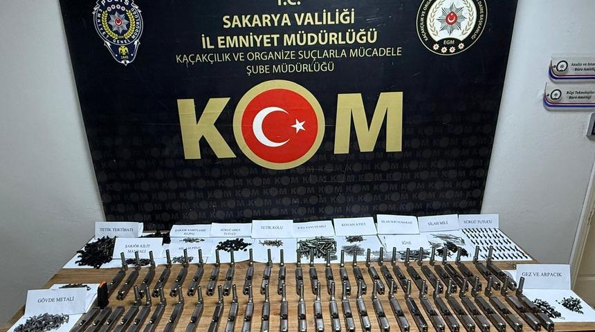 Sakarya'da otomobilde 1460 silah par&ccedil;ası ele ge&ccedil;irildi