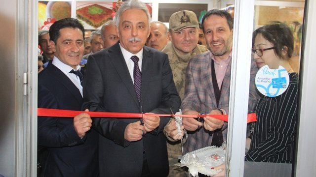 Vali Toprak iki günde iki işyeri açtı