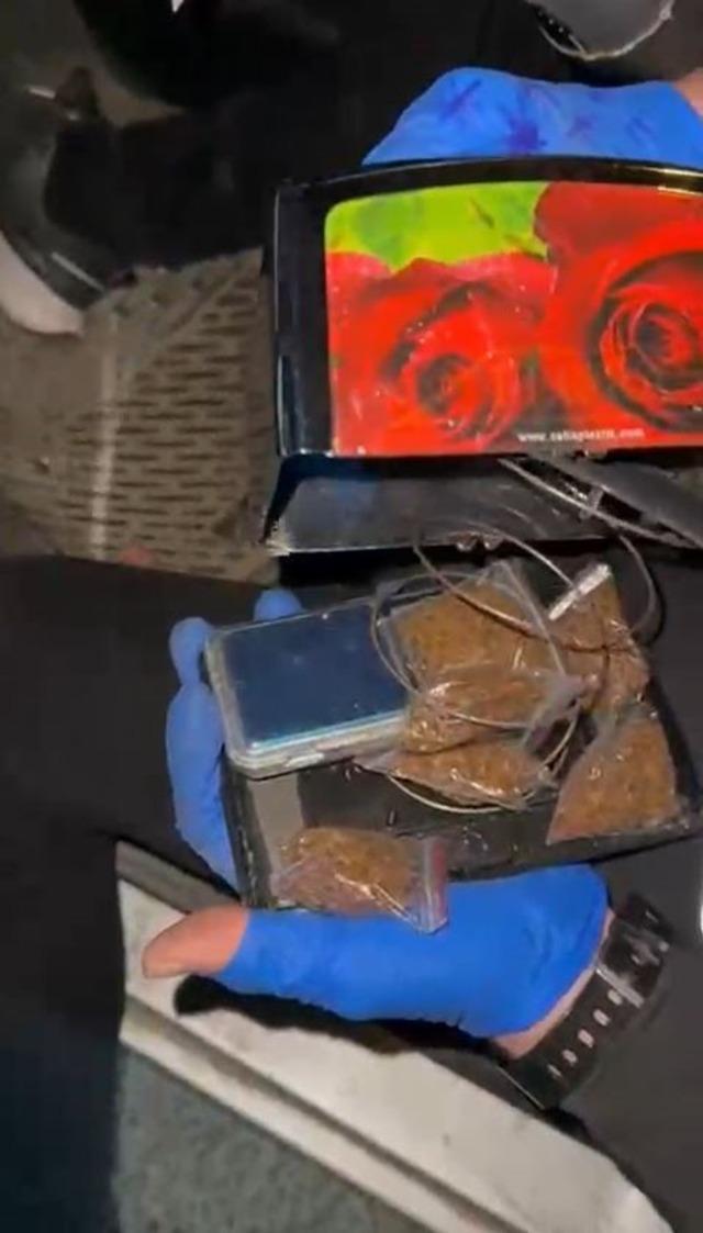 B&uuml;y&uuml;k&ccedil;ekmece&rsquo;de pe&ccedil;ete kutusundan uyuşturucu &ccedil;ıktı 1