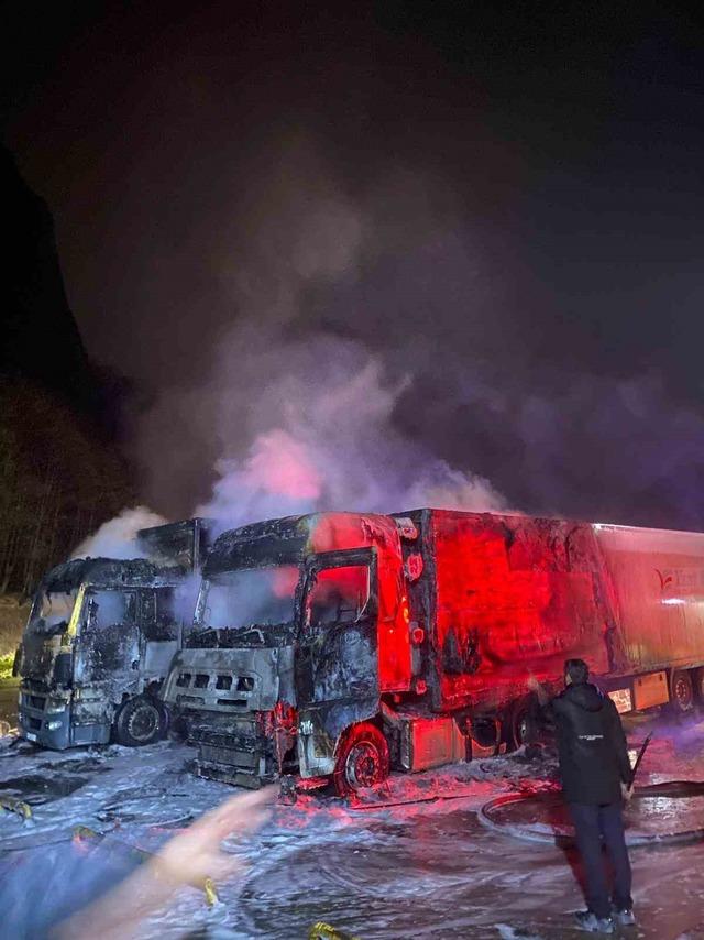 Hopa’da tır parkında yangın! 2 tır kullanılamaz hale geldi 3