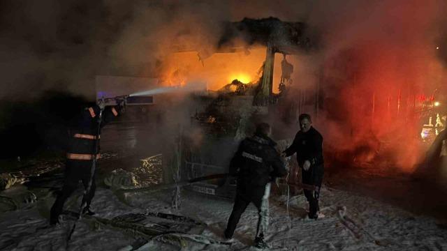 Hopa’da tır parkında yangın! 2 tır kullanılamaz hale geldi 2