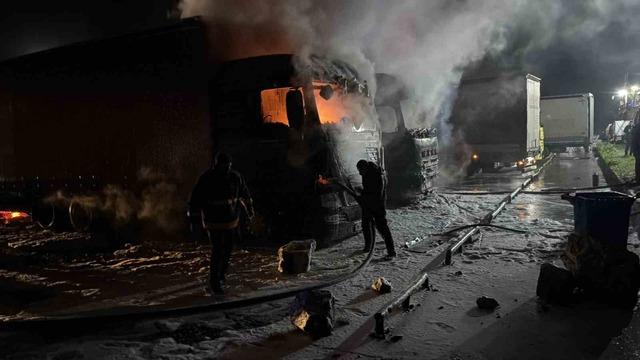 Hopa’da tır parkında yangın! 2 tır kullanılamaz hale geldi 1