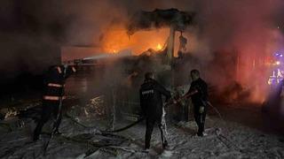 Hopa’da tır parkında yangın! 2 tır kullanılamaz hale geldi