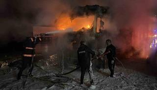 Hopa&rsquo;da tır parkında yangın! 2 tır kullanılamaz hale geldi